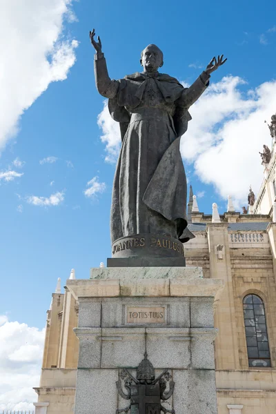 Statue von Papst Johannes Paul II. am nächsten der Santa Maria la Real de la Almudena — Stockfoto