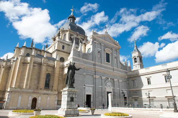 Estatua del Papa Juan Pablo II más cercana a Santa Maria la Real de La Almudena — Foto de Stock