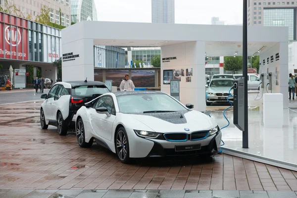 Plug-in hybrid BMW i8 and charging station — Stockfoto