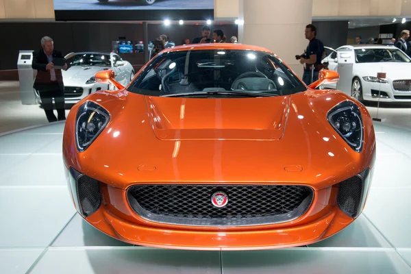 ยานพาหนะแนวคิด Jaguar C-X75 เป็นภาพยนตร์ Spectre การผจญภัย James Bond ครั้งที่ 24 . — ภาพถ่ายสต็อก