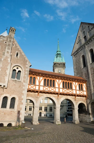 Torre da Câmara Municipal (Rathaus) e Catedral de Brunswick na Burgplatz em Braunschweig, Alemanha — Fotografia de Stock