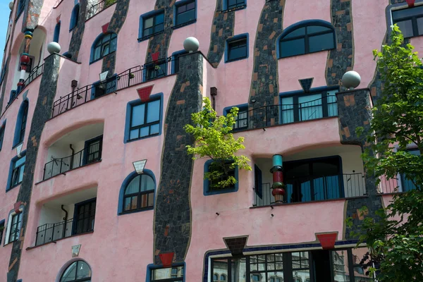 Hundertwasser House (Cittadella Verde) - uno dei punti di riferimento più famosi di Magdeburgo, Germania Foto Stock