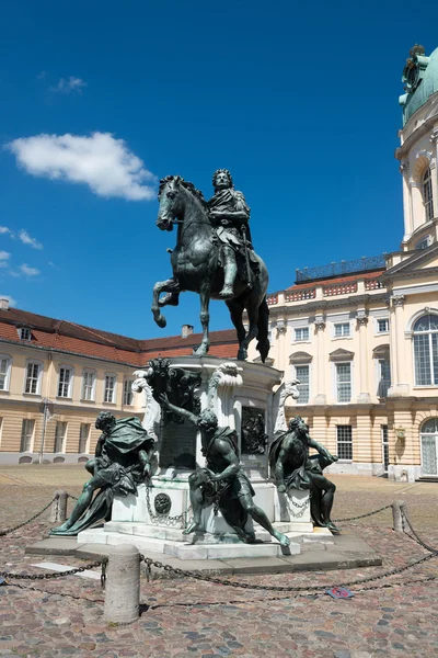 Charlottenburg Schloss (Sarayı) ve heykel Friedrich Wilhelm I — Stok fotoğraf