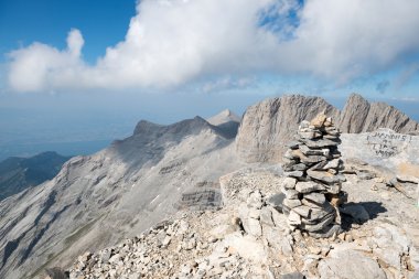 Üst kısmında Olimpos Dağı