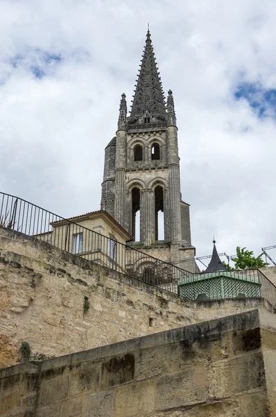 De klokkentoren van de monolithische kerk — Stockfoto