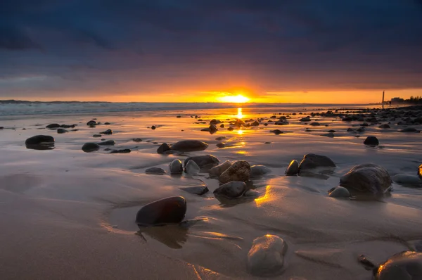 Puesta de sol sobre la costa del océano Atlántico — Foto de Stock