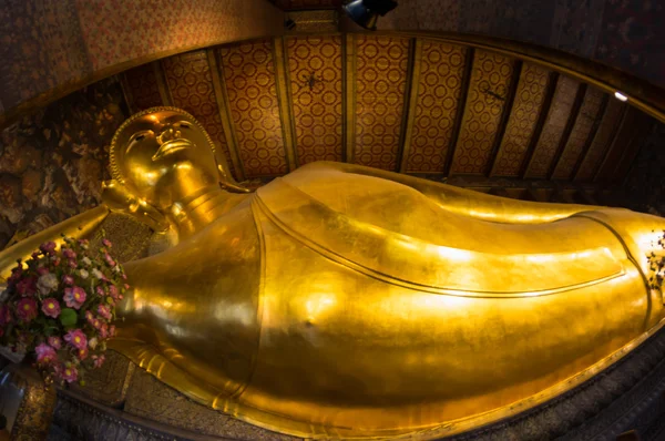 Liggande buddha vid wat pho — Stockfoto