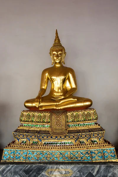 Goldene Buddha-Skulptur in wat pho — Stockfoto
