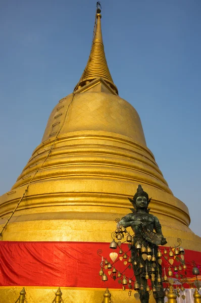 Angel statue with Golden stupa — Stock Photo, Image