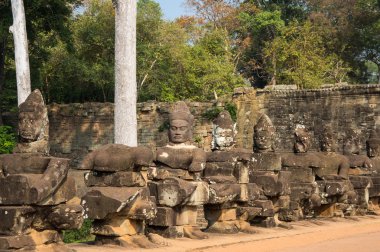Şeytanlar heykelleri