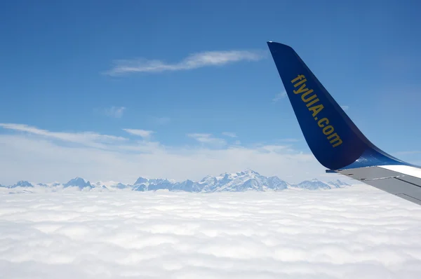 Uma asa de avião sobre nuvens — Fotografia de Stock