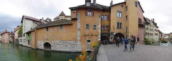 Vue sur le canal du centre-ville d'Annecy — Photo