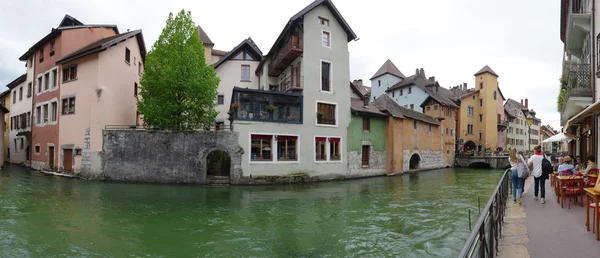 Vue sur le canal du centre-ville d'Annecy — Photo