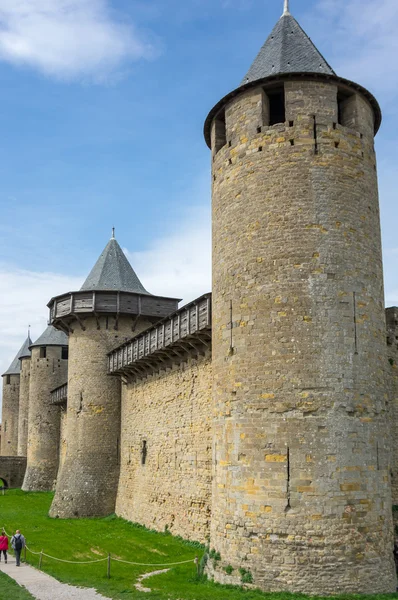 Замок и городские стены Каркассона — стоковое фото