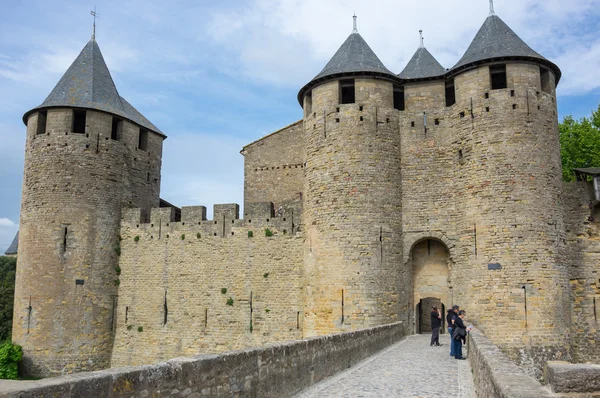 Puerta medieval al antiguo castillo de Carcasona — Foto de Stock