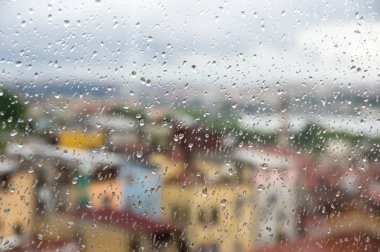 Pencereden yağmurlu Istanbul