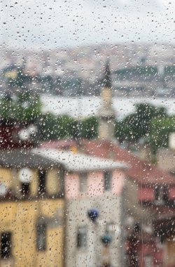 Pencereden yağmurlu Istanbul
