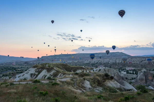 Globos de aire caliente sobre Capadocia — Foto de Stock