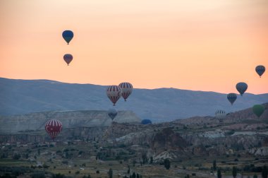 Kapadokya üzerinde sıcak hava balonları