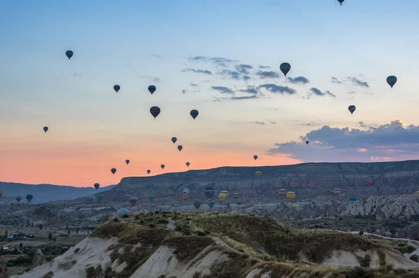 Luchtballonnen boven Cappadocië — Stockfoto