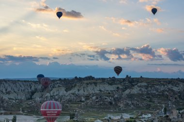 Kapadokya üzerinde sıcak hava balonları