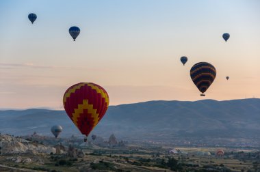 Kapadokya üzerinde sıcak hava balonları