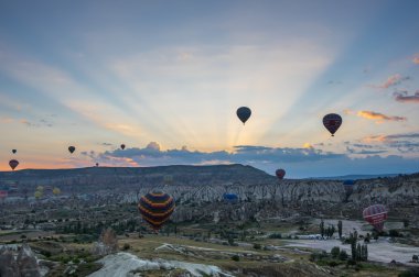 Kapadokya üzerinde sıcak hava balonları