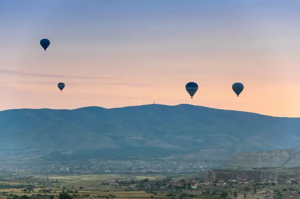 Luchtballonnen boven Cappadocië — Stockfoto