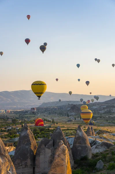 Globos de aire caliente sobre Capadocia — Foto de Stock