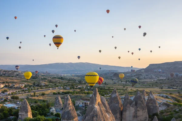 Luchtballonnen boven Cappadocië — Stockfoto