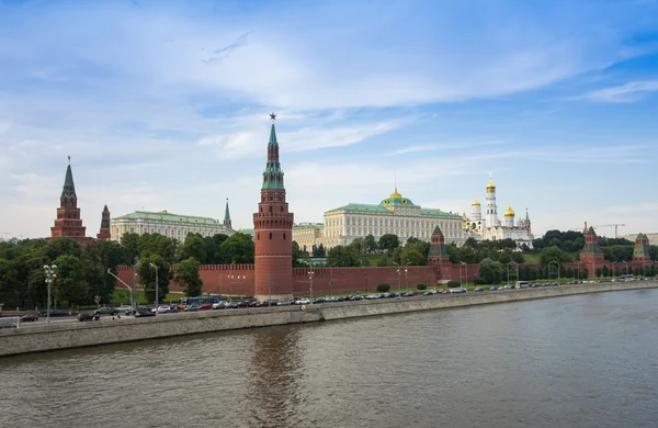 Kremlin van Moskou en rivier — Stockfoto