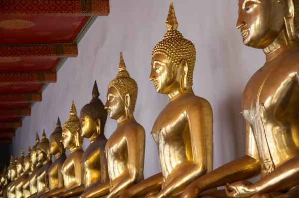 Gyllene Buddha skulpturer i Wat Pho — Stockfoto