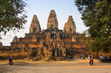 Phnom Bakheng Tapınağı'nda günbatımı