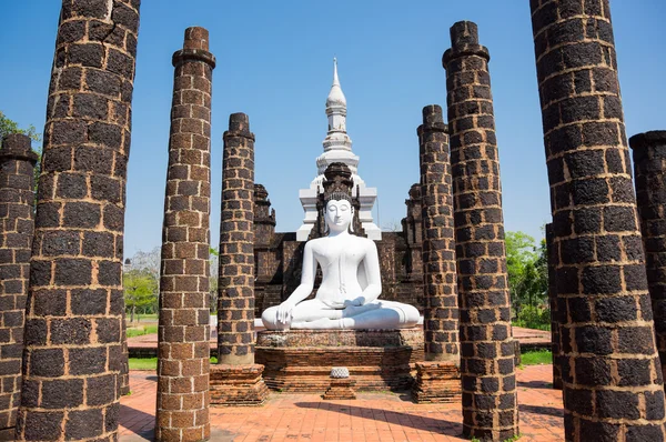 Buddha mezi sloupci — Stock fotografie