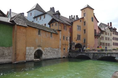 Annecy şehir merkezinde kanalı'nın görünümü