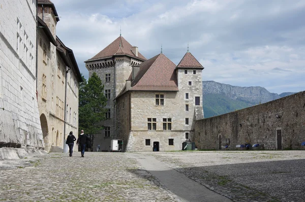 Şehir merkezinde bir Annecy Kalesi'nin görünümü — Stok fotoğraf