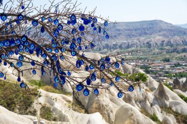Nazar ağacı üzerinde