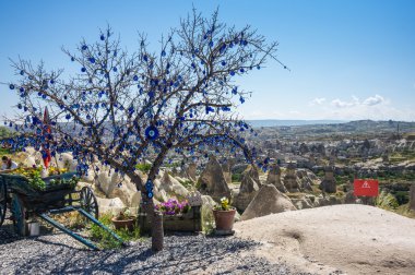 Nazar ağacı üzerinde