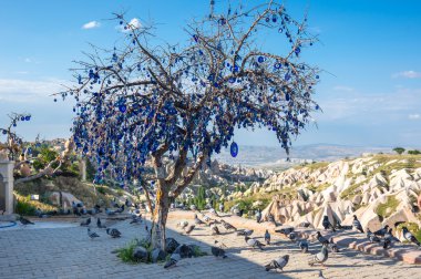 Nazar ağacı üzerinde