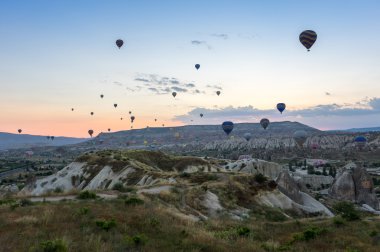 Kapadokya üzerinde sıcak hava balonları