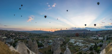 Kapadokya üzerinde sıcak hava balonları