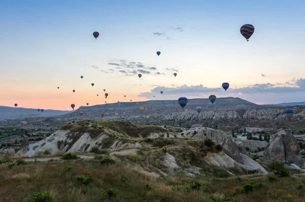 Globos de aire caliente sobre Capadocia — Foto de Stock