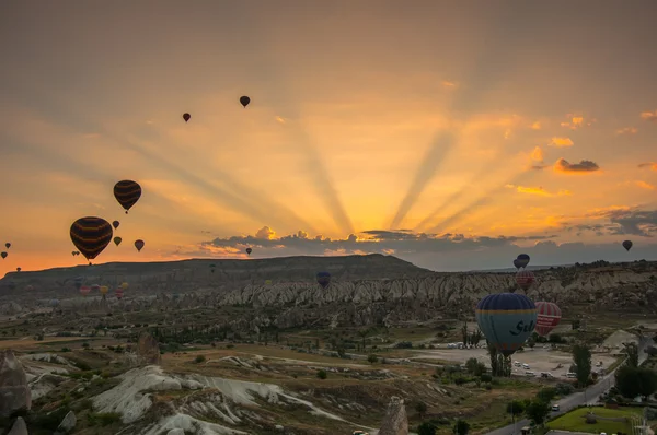 Globos de aire caliente sobre Capadocia — Foto de Stock