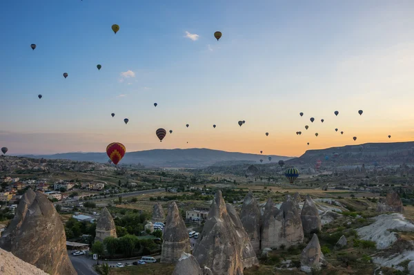 Globos de aire caliente sobre Capadocia — Foto de Stock