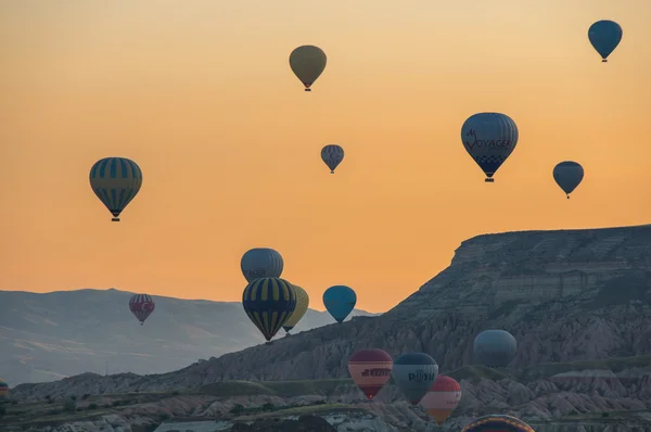 Luchtballonnen boven Cappadocië — Stockfoto