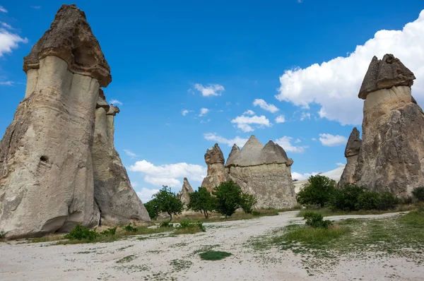 Каменные образования в каппадокии, индейке — стоковое фото