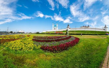 KAZAN, RUSSIA - 17 Temmuz 2018: Kazan Kremlin ve Kul Şerif Camii 'nin panoramik manzarası, Kazan, Tataristan Cumhuriyeti, Rusya