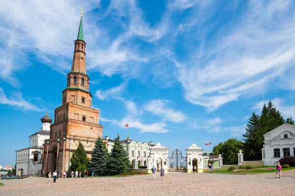 Κεκλιμένος Πύργος Syuyumbike Και Κυβερνητικό Προεδρικό Παλάτι Στο Κρεμλίνο Του — Φωτογραφία Αρχείου