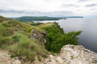 Rusya Samara bölgesindeki Zhiguli dağlarının panoramik manzarası