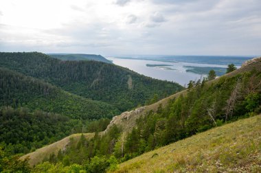 Rusya Samara bölgesindeki Zhiguli dağlarının panoramik manzarası